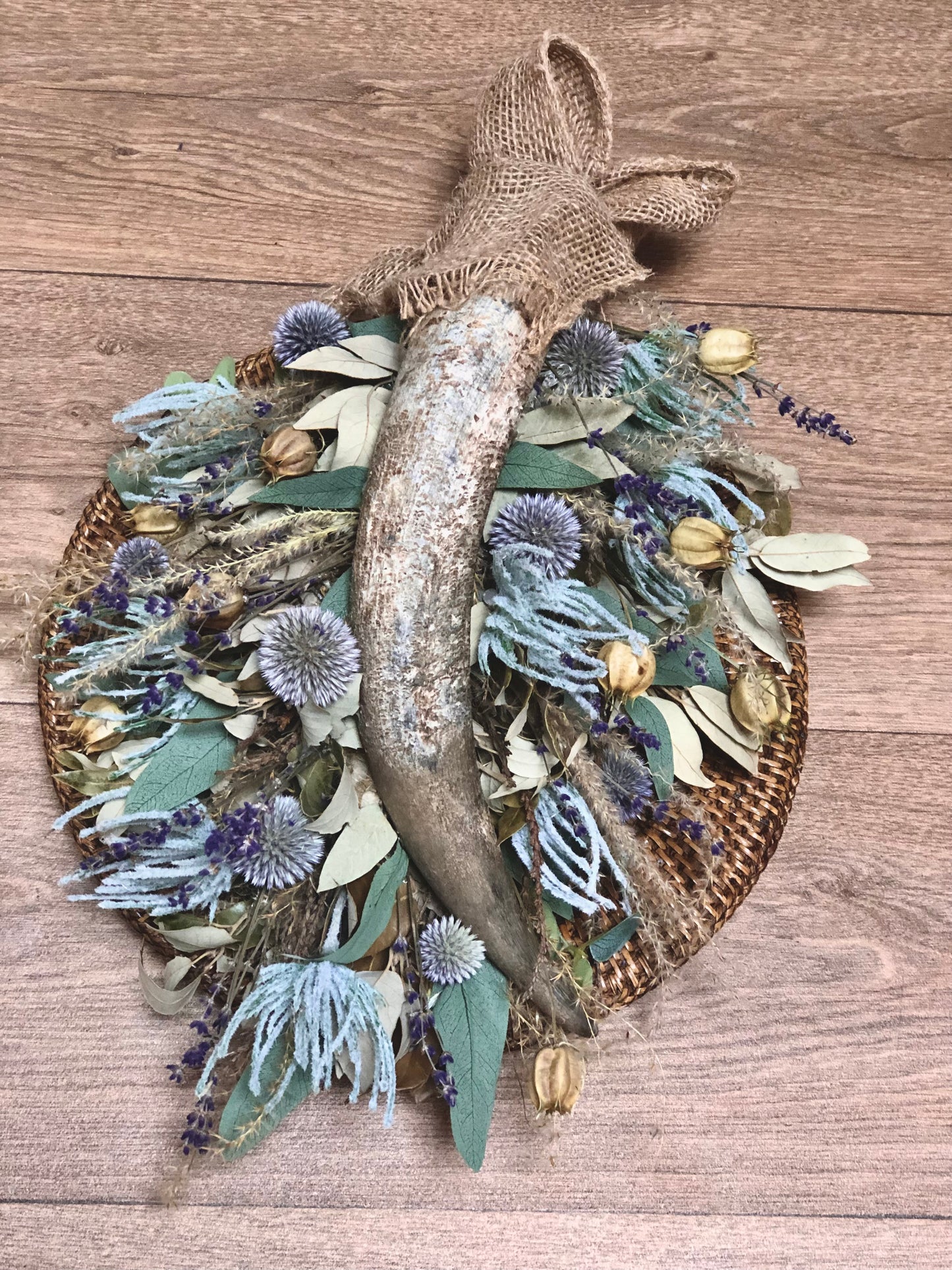 toef met zijdenbloemen en hoorn