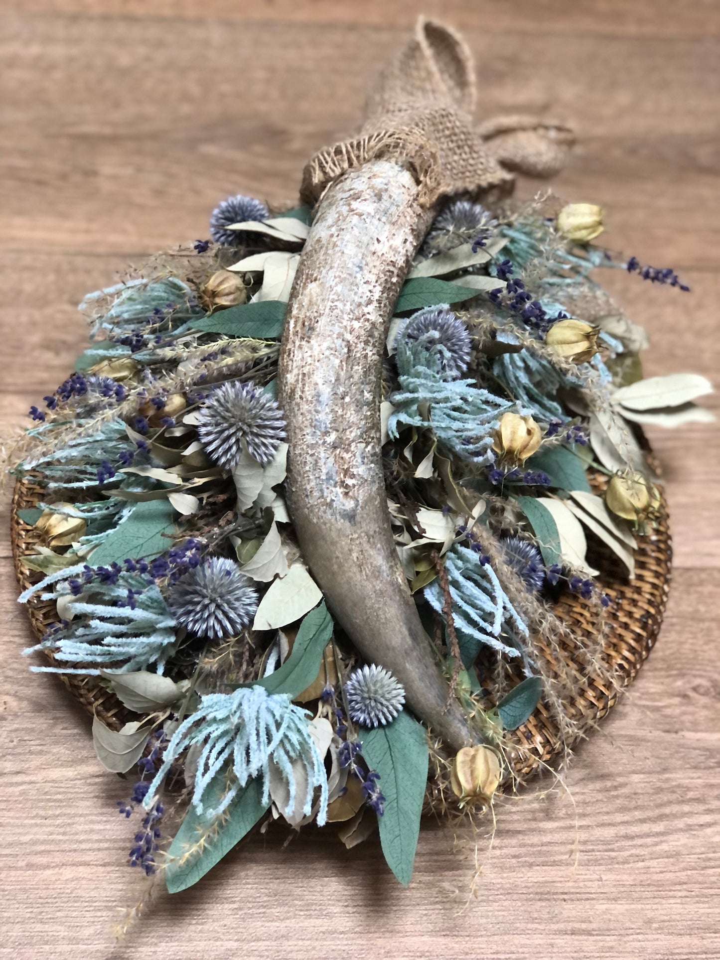 toef met zijdenbloemen en hoorn