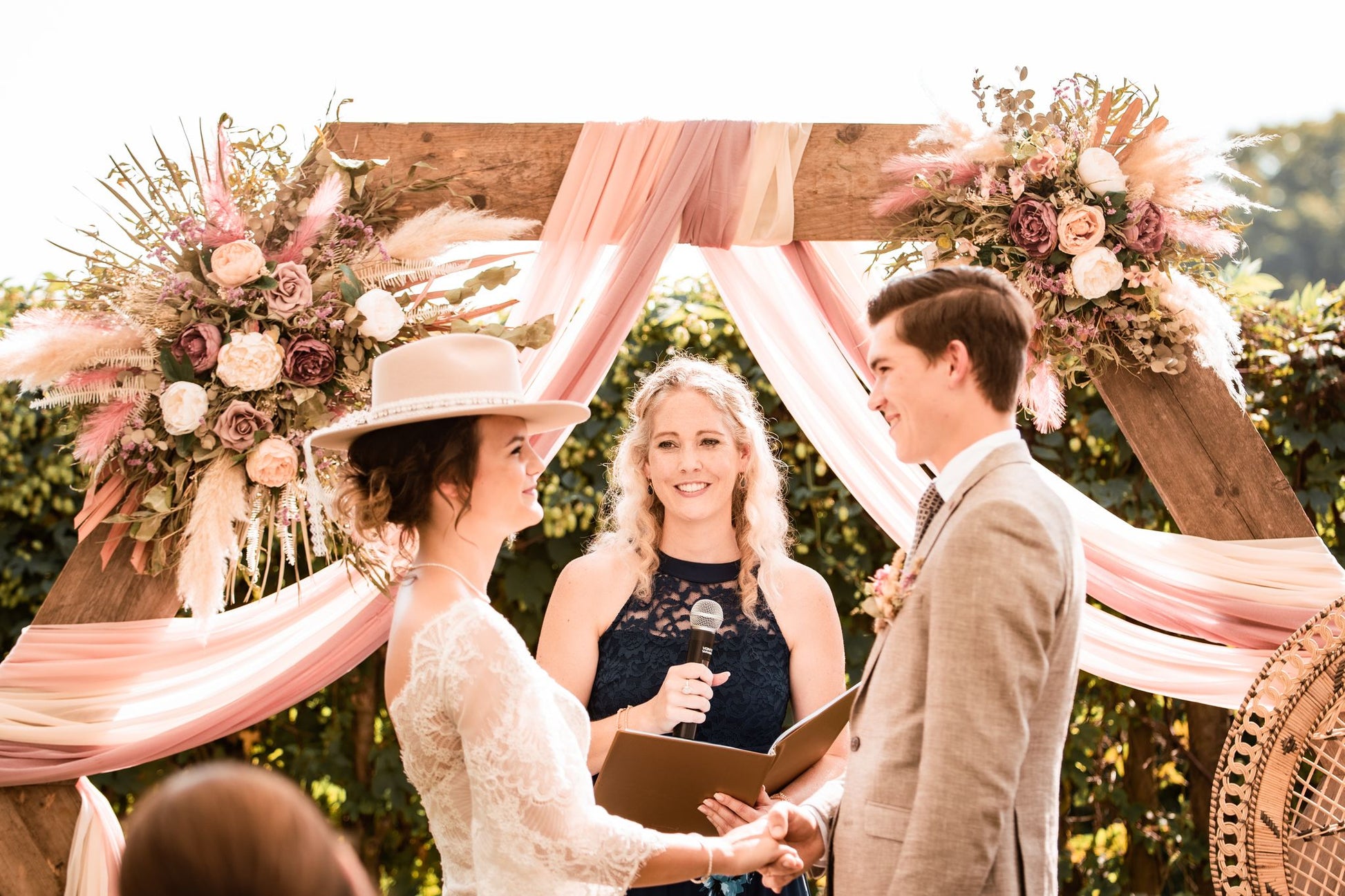 flowercloud|backdrop|bruiloft aankleding|bloemenstyling bruiloft|mooie droogbloemen| bohemian bruiloft| bruidsbloemen huren