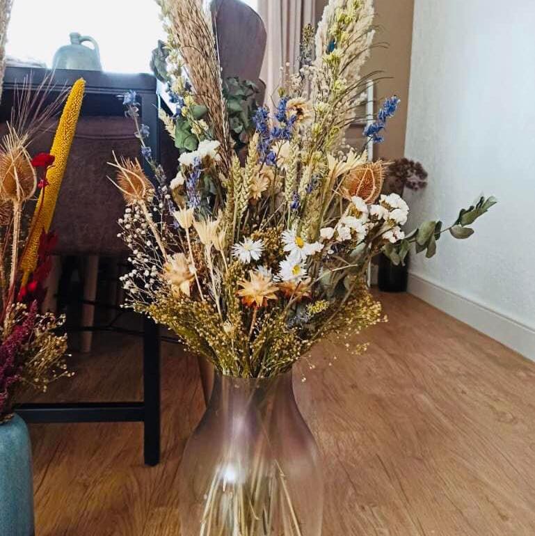 hoe maak je een droogboeket?| droogbloemen workshop| workshop met droogbloemen| boeket maken van droogbloemen| droogboeket maken|  workshop bloemschikken weert| bloemschikken eindhoven| vrijgezellenfeest| personeelsuitje| personeelsverenigingsuitje| personeelsfeestje