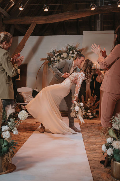 zijdebloemen huren bruiloft| bloemenboog huren bruiloft| luxe bloemen bruiloft| bruidsbloemen brabant| bloemen bruiloft eindhoven| mooie bruidsbloemen| bohemian bruiloft inspiratie|bloemenstyling bruiloft brabant|bruidsbloem styliste| bruidsboeket online bestellen|magical flower