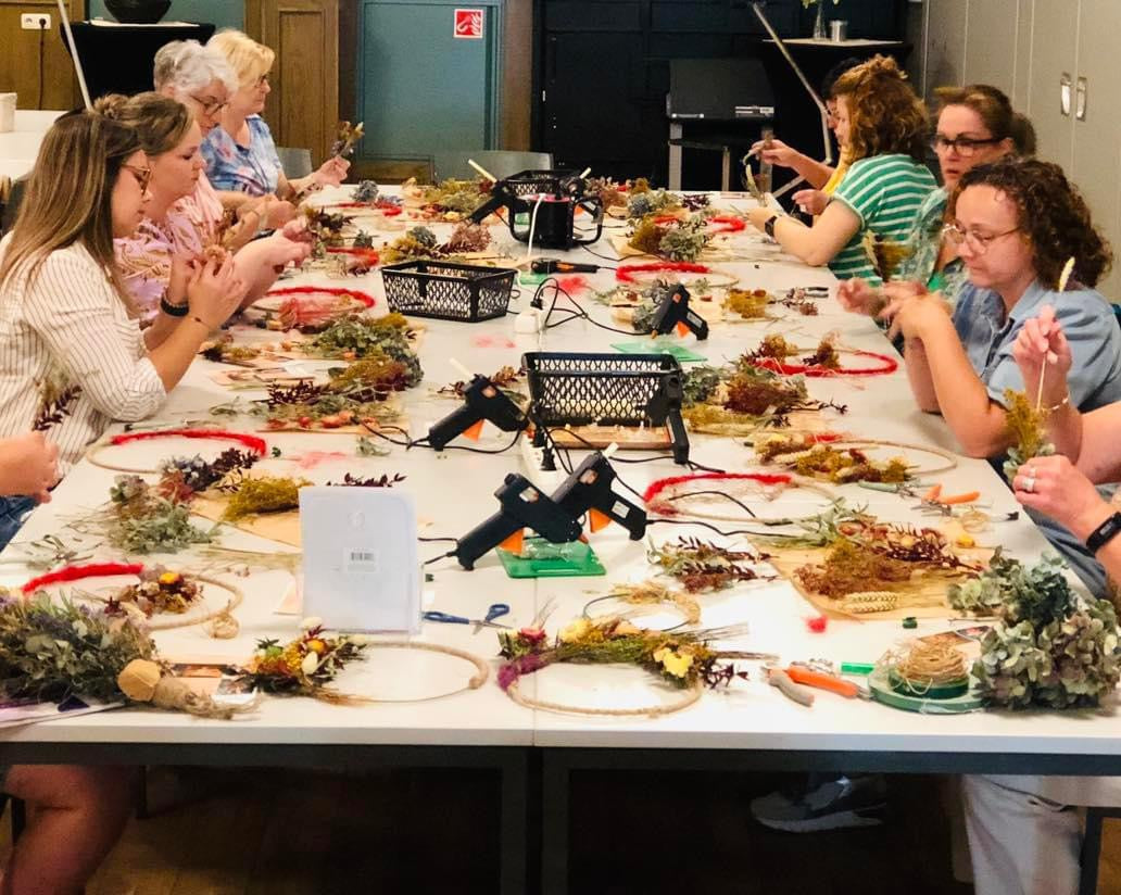 bachelorette box|vrijgezellenfeest activiteit| bloemschikken met personeel|personeelsuitje| diy voor groepen| familie uitje|vrijgezellenfeest | uitje eindhoven| goedkoop vrijgezellenfeest activiteit