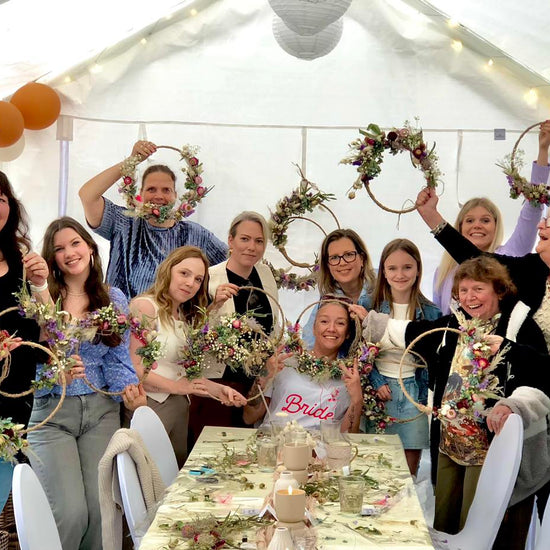 Vrijgezellenfeest| workshop bloemschikken| leuke activiteit voor vrijgezellenfeest dame| zomer event inspiratie| zussendag activiteit| familiedag activiteit |bloemschik uitje eindhoven