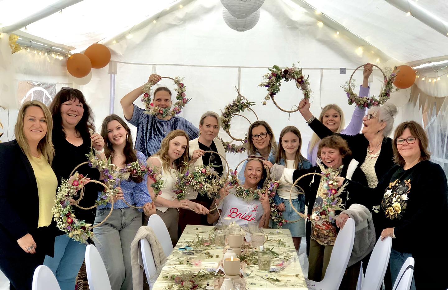 Video laden: Vrijgezellenfeest| workshop bloemschikken| leuke activiteit voor vrijgezellenfeest dame| zomer event inspiratie| zussendag activiteit| familiedag activiteit |bloemschik uitje eindhoven