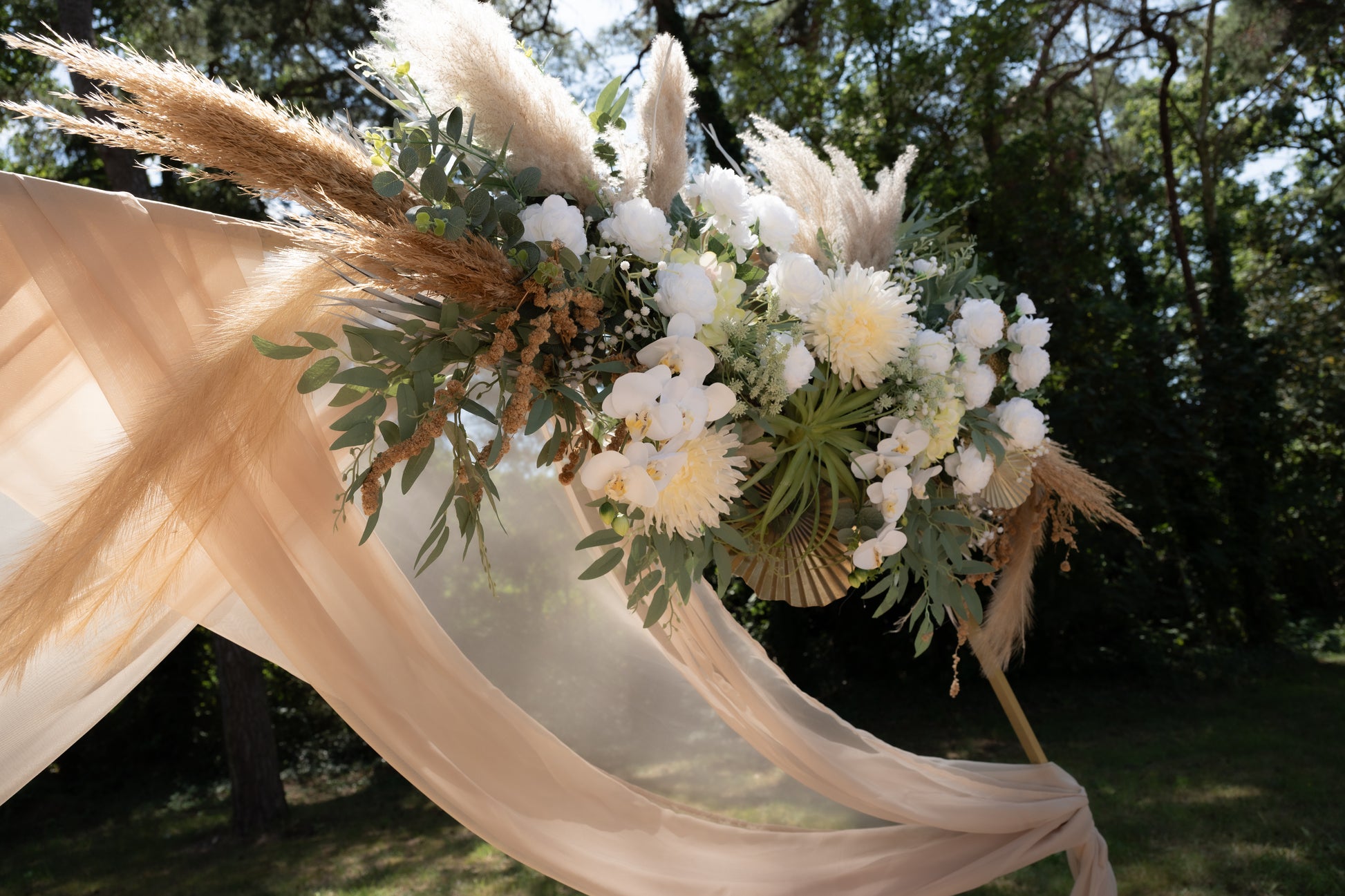 zijdebloemen huren bruiloft| bloemenboog huren bruiloft| luxe bloemen bruiloft| bruidsbloemen brabant| bloemen bruiloft eindhoven| mooie bruidsbloemen| bohemian bruiloft inspiratie|bloemenstyling bruiloft brabant|bruidsbloem styliste| bruidsboeket online bestellen|magical flower