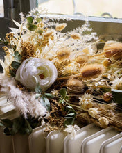 Afbeelding in Gallery-weergave laden, bruidsboeket van droogbloemen wit| bloemen bruiloft bestellen| bruidsboeket verzenden| bruidsboeket van droogbloemen neutraal| bloemen bruiloft bestellen|corsages van droogbloemen|bohemien bruidsboeket |online bruidsboeket bestellen|magical flower| bruidsboeket eindhoven 

