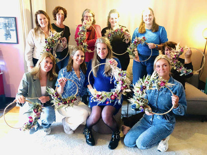 droogbloemen krans workshop| babyshower workshop| babyshower inspo|magical flower| babyshower uitje| vrijgezellenfeest|vriendinnen workshop