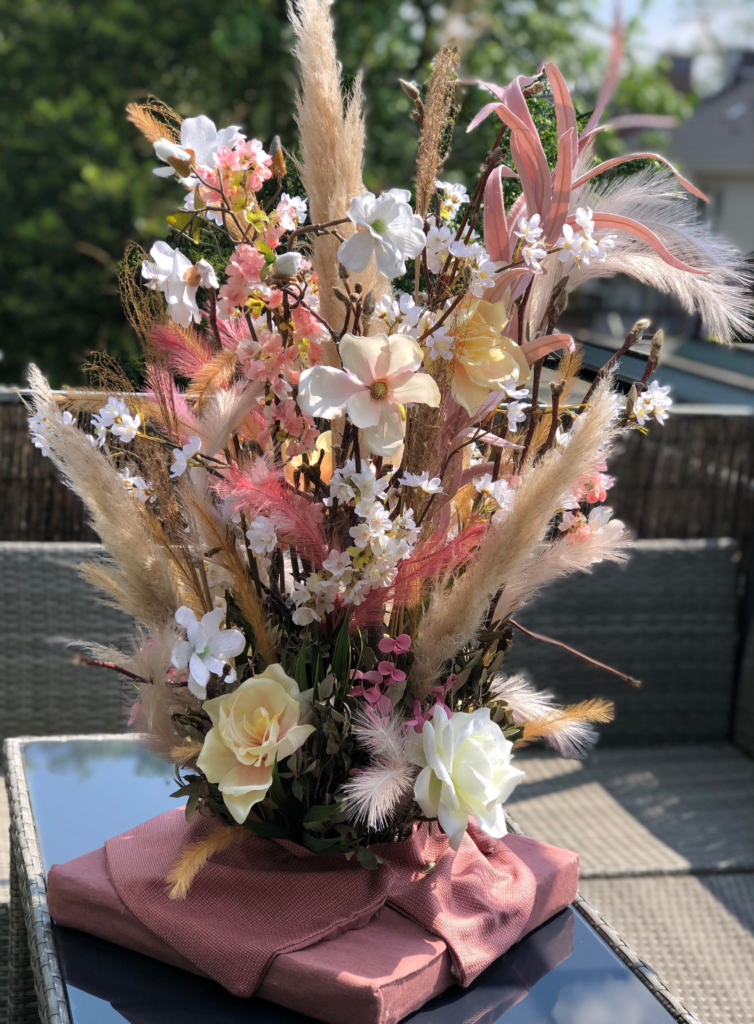 bloemen huren eindhoven |zijdebloemen huren eindhoven| zijdebloemen huren evenement| bloemen huren event |bloemen bruiloft huren |centerpieces huren bruiloft | eye-catchers pilaar |hoog bloemstuk huren | bloemen huren bedrijf|magical flower