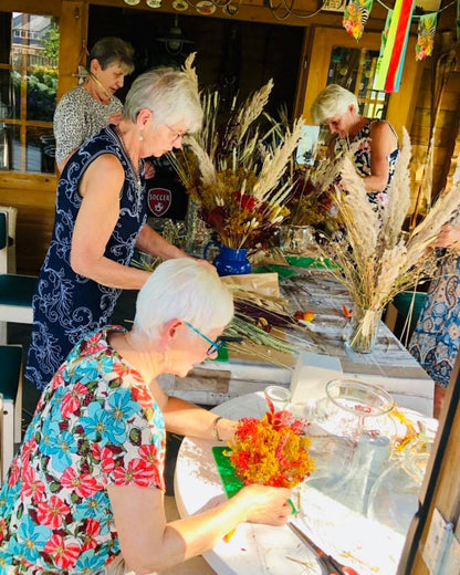 hoe maak je een droogboeket?| droogbloemen workshop| workshop met droogbloemen| boeket maken van droogbloemen| droogboeket maken|  workshop bloemschikken weert| bloemschikken eindhoven| vrijgezellenfeest| personeelsuitje| personeelsverenigingsuitje| personeelsfeestje