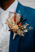 Afbeelding in Gallery-weergave laden, corsage van droogbloemen|droogbloemen corsage|bruidegom corsage |bloemen corsage |corsage bruiloft|trend bruiloft 2022|trends bruiloften|bohemien wedding| boho|bohemian style|

