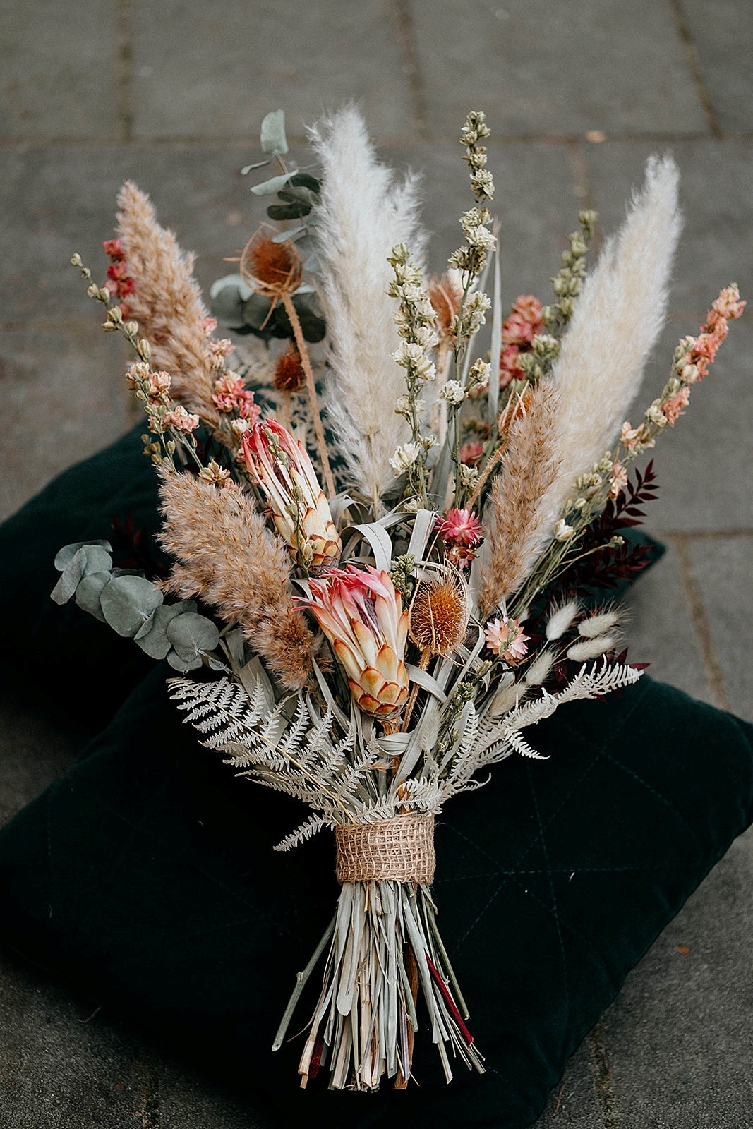 bruidsbloemen| bruidsbloemen kosten| bruidsboeket kopen | bruidsboeket voorbeelden|voorbeelden bruiloft|wat kost een bruidsboeket| hoe duur is een bruidsboeket| witte bruidsbloemen|droogbloemen boeket bruiloft|droogbloemen bruiloft decoratie.