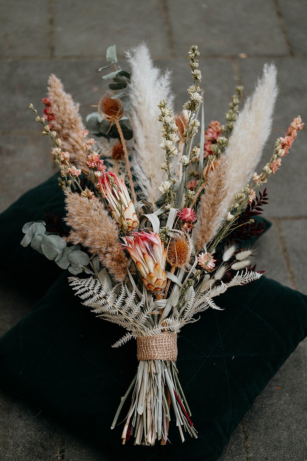 bruidsbloemen| bruidsbloemen kosten| bruidsboeket kopen | bruidsboeket voorbeelden|voorbeelden bruiloft|wat kost een bruidsboeket| hoe duur is een bruidsboeket| witte bruidsbloemen|droogbloemen boeket bruiloft|droogbloemen bruiloft decoratie |backdrop huren |kamerscherm met droogbloemen huren|