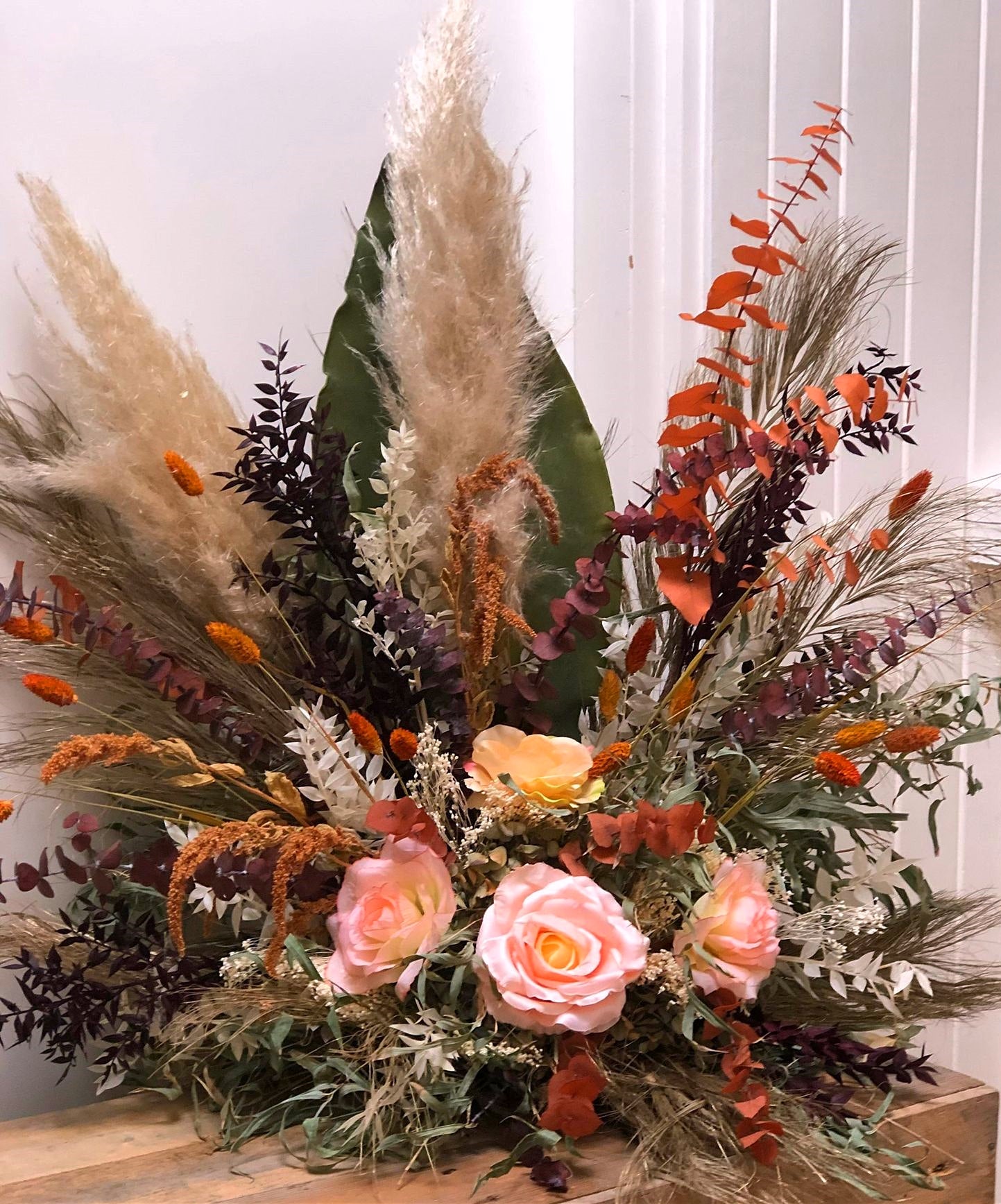 decoratie bruiloft, bloemen bruiloft, grondstuk ceremonie, bruidsbloemen, bruidsboeket van droogbloemen, bloemstuk bruiloft, huwelijk aan kleding, droogbloemen huren bruiloft, bloemen voor bruiloft inspiratie, trouwen in brabant, bruidsbloemen bohemian, weddingflowers, bohemian style, ibiza styl trouwbloemen, gedroogde bloemen op bruiloft, trouwinspiratie 2024, bloemen trend bruiloft, trouwen in 2024
