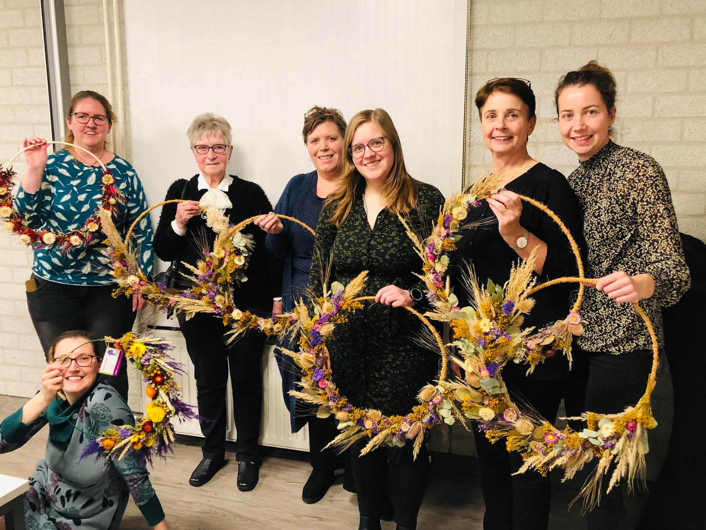 workshop droogbloemen| droogbloemen krans maken| hoe maak ik een droogbloemen krans| krans maken van droogbloemen| droogbloemen ring| ring van droogbloemen| bloemen ring maken| trend 2023| woontrend 