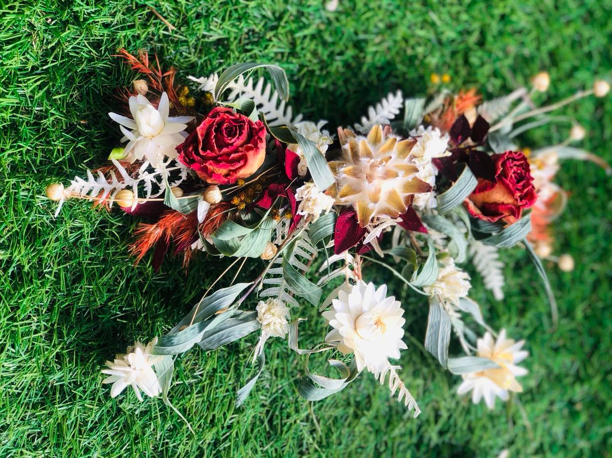 haarsieraad| bloemen in haar bruid| haarcorsage| droogbloemen in haar| haarversiering bruid| bruidskapsel met droogbloemen| speld met droogbloemen|bohemian haarsierraad| bruidsbloemen in haar | trend bruidskapsel 2023| bruidskapsel met droogbloemen erin