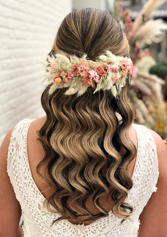 haarversiering|bruiloft|trouwdecoratie| haarcorsage|haardiadeem| droogbloemen in haar|bruidskapsel met droogbloemen versiering|versiering droogbloemen in haar|bloemen in haar bruiloft|droogbloemen in haar| haarspeldje bloemen| trouwinspiratie| bruidsversiering| bruid|trouwen|boho bruiloft|bohemian wedding |droogbloemen webshop|magical flower Budel-Schoot