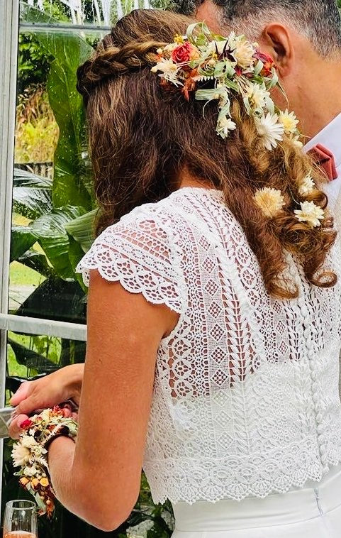 haarsieraad| bloemen in haar bruid| haarcorsage| droogbloemen in haar| haarversiering bruid| bruidskapsel met droogbloemen| speld met droogbloemen|bohemian haarsierraad| bruidsbloemen in haar | trend bruidskapsel 2023| bruidskapsel met droogbloemen erin