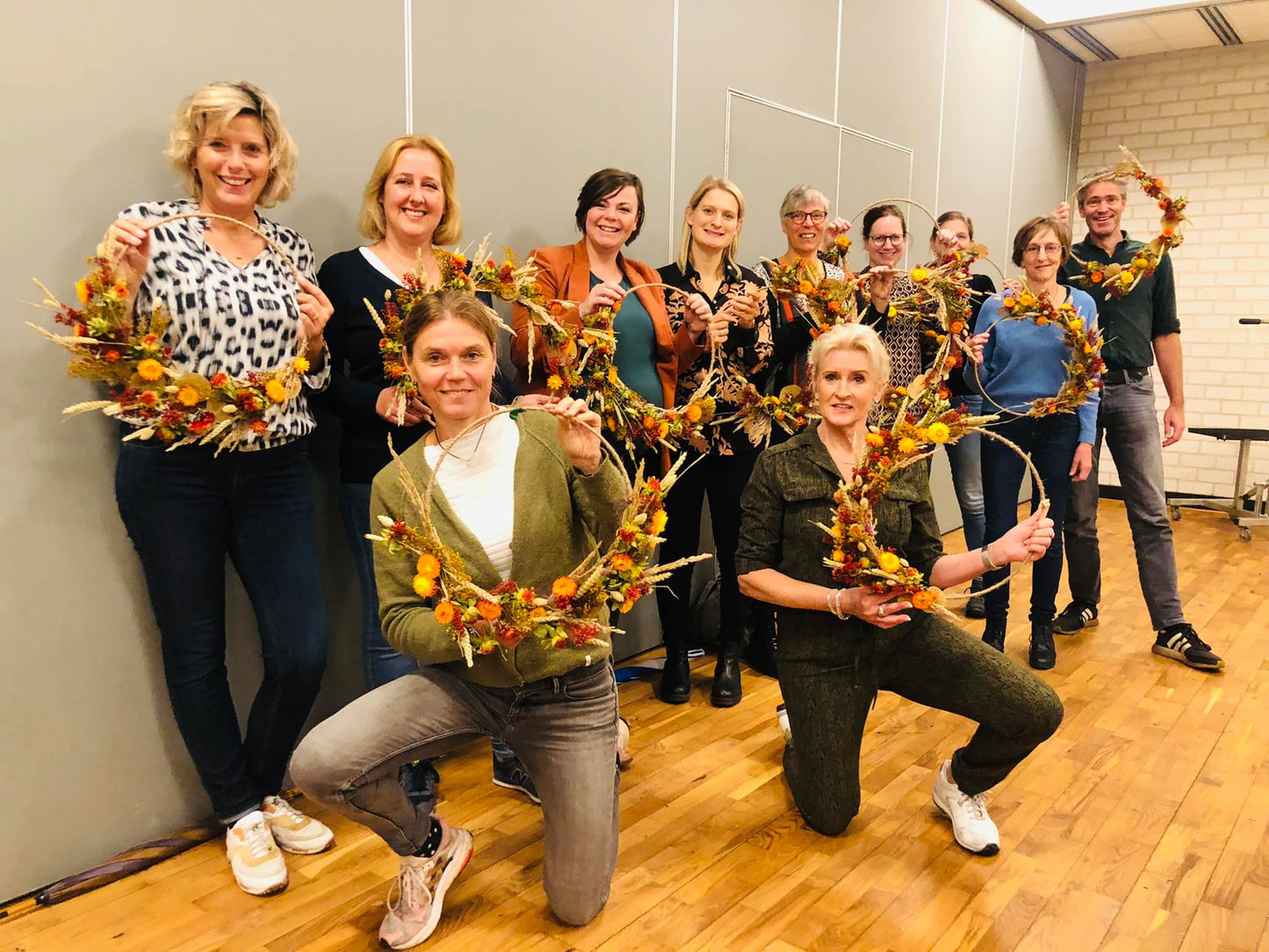 workshop droogbloemen| droogbloemen krans maken| hoe maak ik een droogbloemen krans| krans maken van droogbloemen| droogbloemen ring| ring van droogbloemen| bloemen ring maken| trend 2023| woontrend 