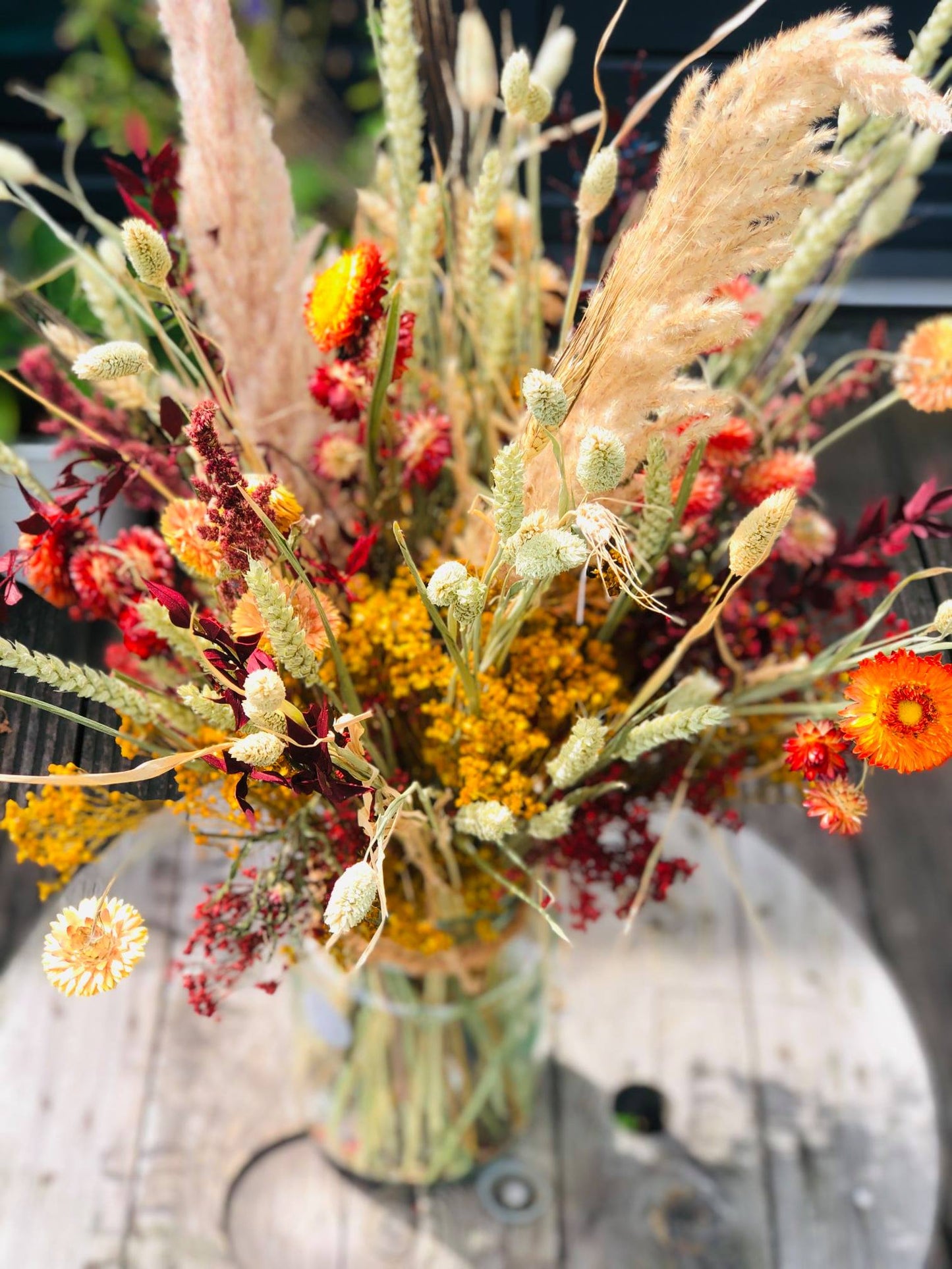 hoe maak je een droogboeket?| droogbloemen workshop| workshop met droogbloemen| boeket maken van droogbloemen| droogboeket maken|  workshop bloemschikken weert| bloemschikken eindhoven| vrijgezellenfeest| personeelsuitje| personeelsverenigingsuitje| personeelsfeestje