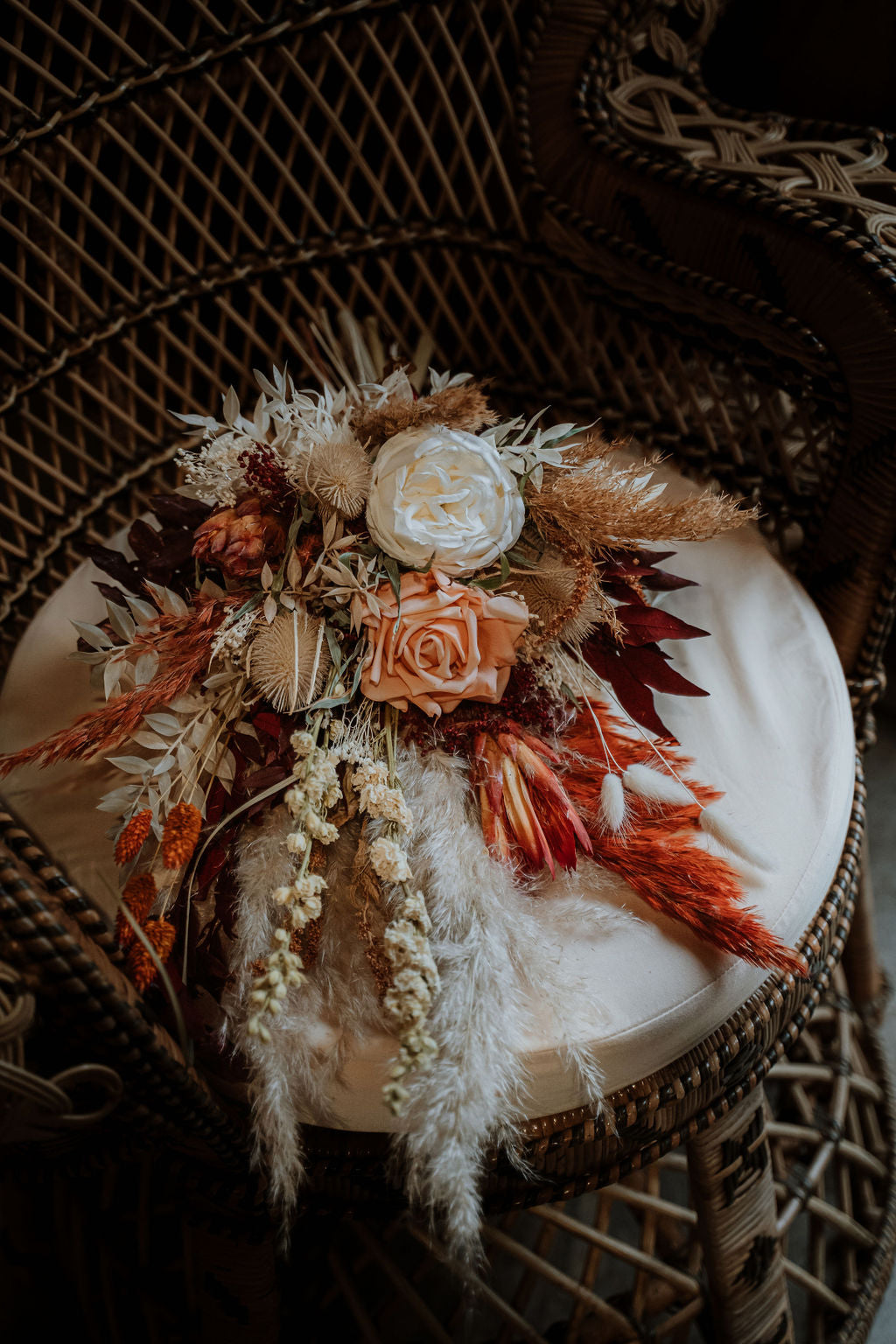 droogbloemen bruiloft| bruidsboeket herfst| bruidsboeket van droogbloemen| bruidsboeket van droogbloemen | bloemen bruiloft| | bruidsboeket droogbloemen| trends bruiloft 2025| bohemian bruidsboeket| bruidsbloemen| droogbloemen bruiloft|bloemstuk bruiloft| mooie bruidsbloemen | exclusieve bruidsbloemen|magic flower| magical flowers |magical Flower