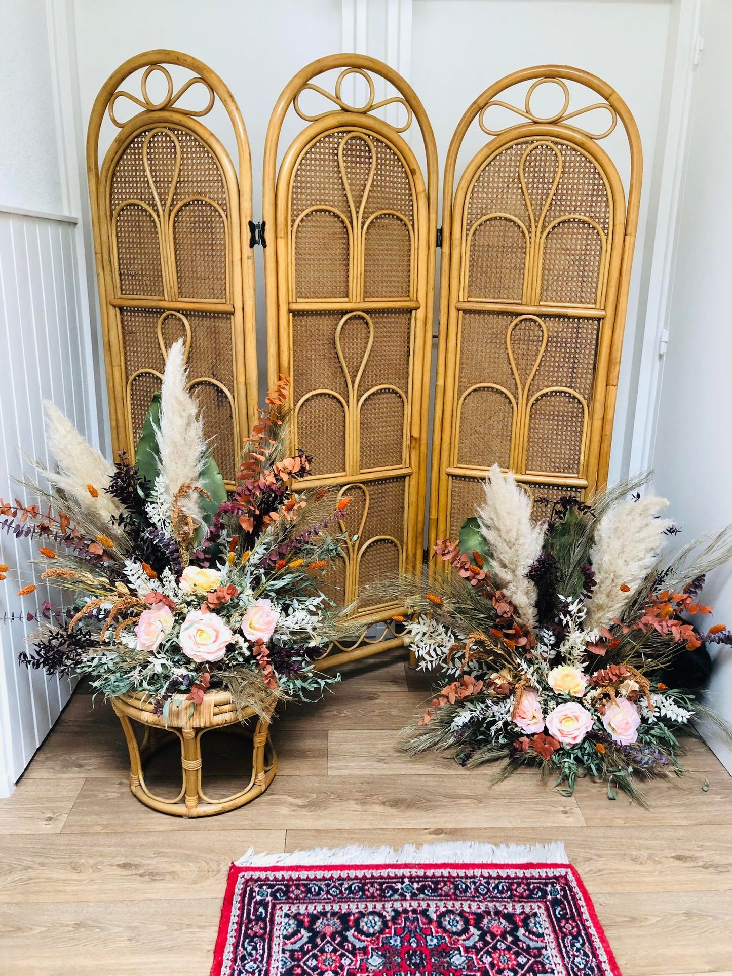 backdrop decoratie | grondstuk bruiloft| bloemstukken bruiloftt| trouwen in 2023|prieel|ceremony|bruidsboeket| bloemenstyling| weddingstyling| bridalbouquet|eyecather|weddingdinner| trouwen| 