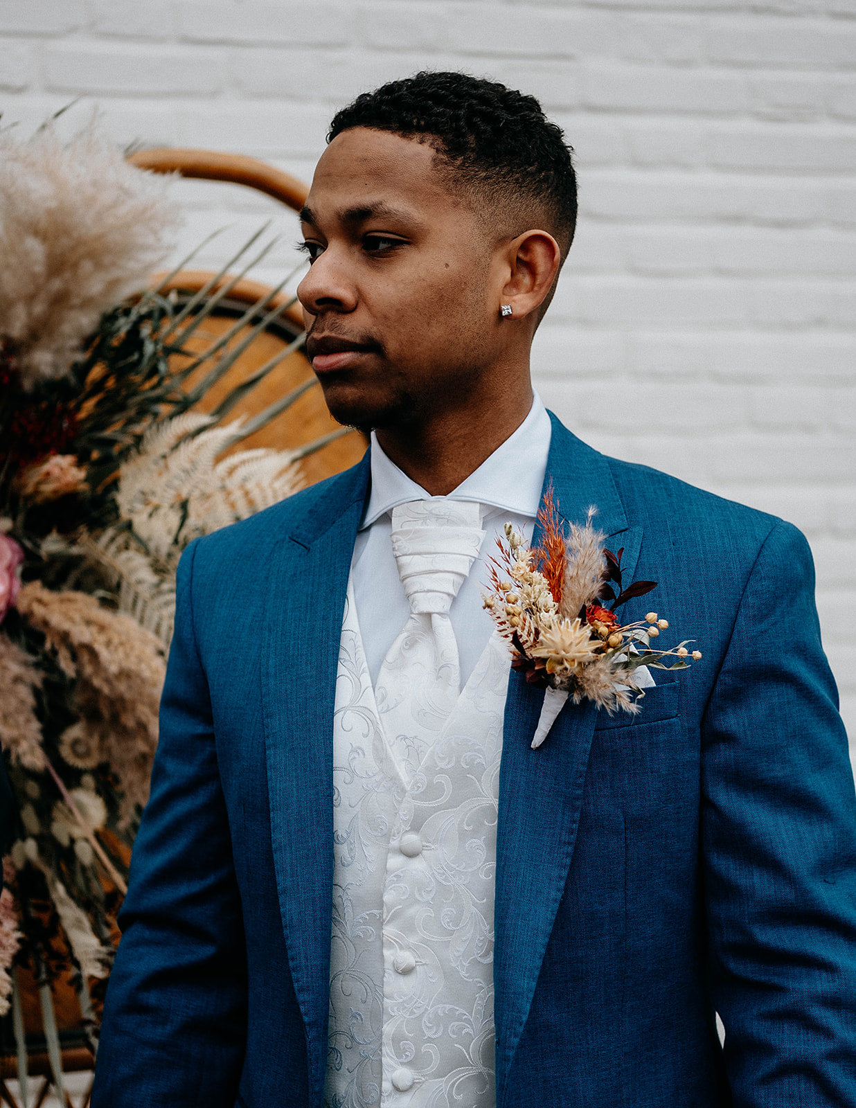 corsage van droogbloemen|droogbloemen corsage|bruidegom corsage |bloemen corsage |corsage bruiloft|trend bruiloft 2022|trends bruiloften|bohemien wedding| boho|bohemian style|
