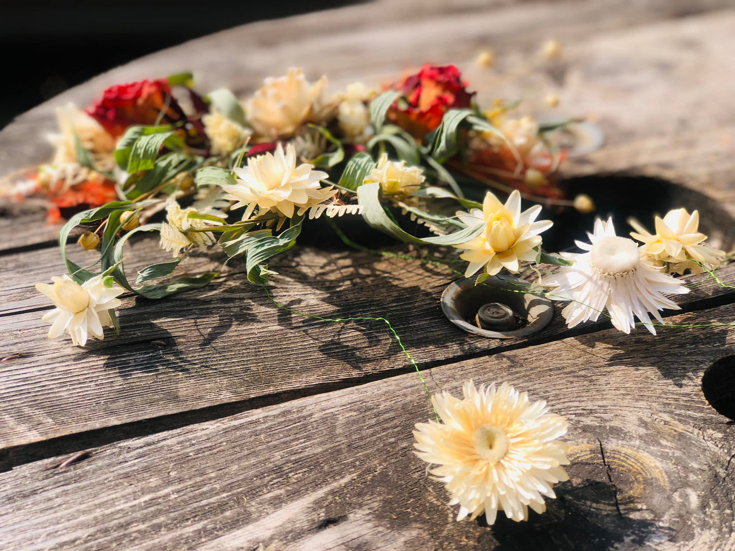 haarsieraad| bloemen in haar bruid| haarcorsage| droogbloemen in haar| haarversiering bruid| bruidskapsel met droogbloemen| speld met droogbloemen|bohemian haarsierraad| bruidsbloemen in haar | trend bruidskapsel 2023| bruidskapsel met droogbloemen erin