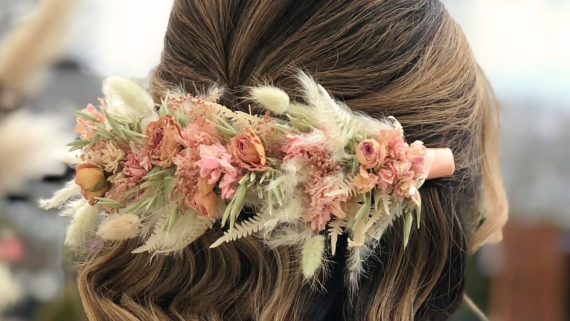 haarversiering|bruiloft|trouwdecoratie| haarcorsage|haardiadeem| droogbloemen in haar|bruidskapsel met droogbloemen versiering|versiering droogbloemen in haar|bloemen in haar bruiloft|droogbloemen in haar| haarspeldje bloemen| trouwinspiratie| bruidsversiering| bruid|trouwen|boho bruiloft|bohemian wedding |droogbloemen webshop|magical flower Budel-Schoot