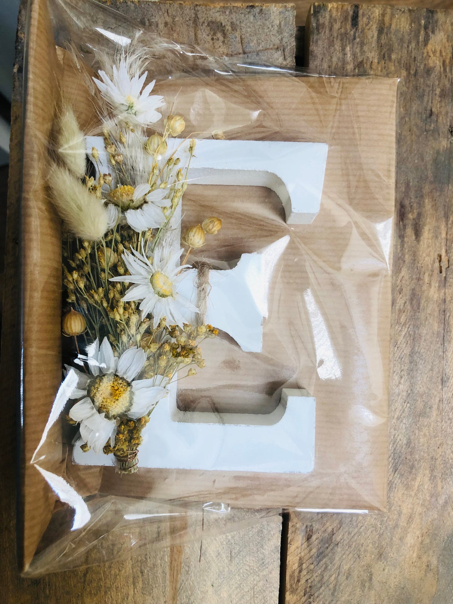 Letter met droogbloemen