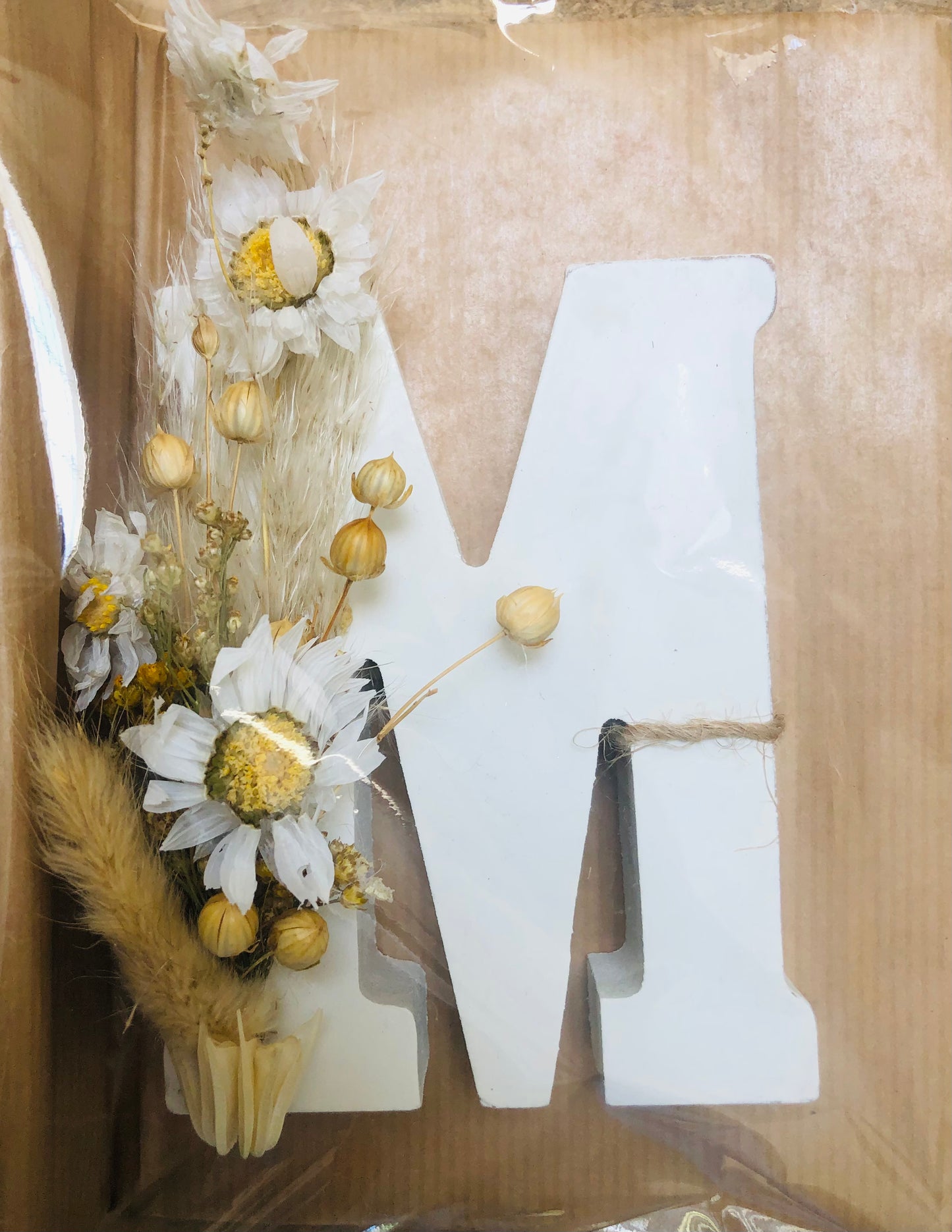 Letter met droogbloemen