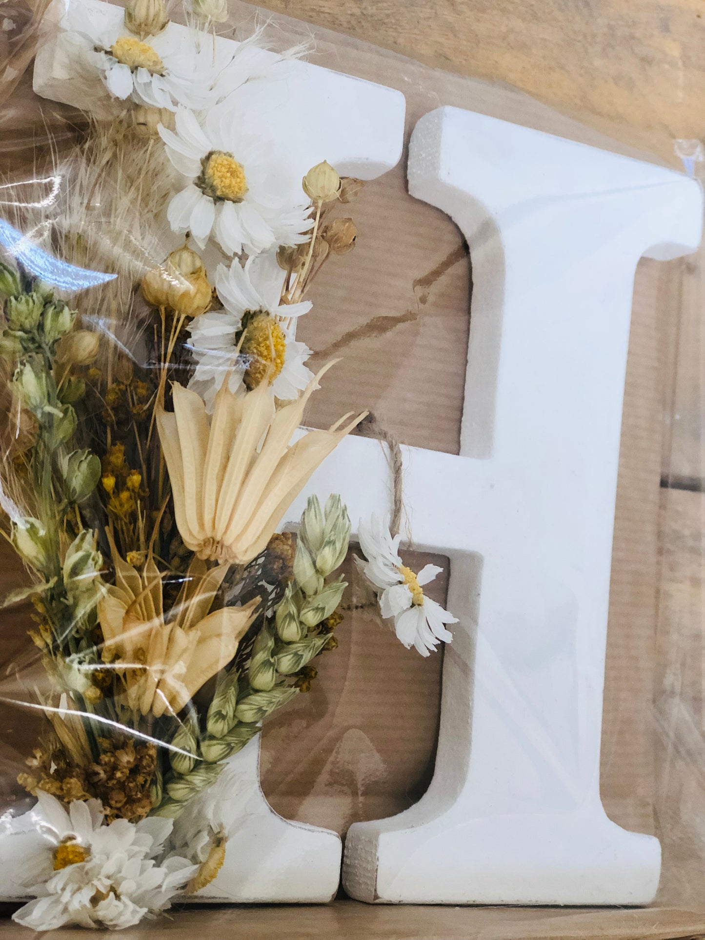 Letter met droogbloemen