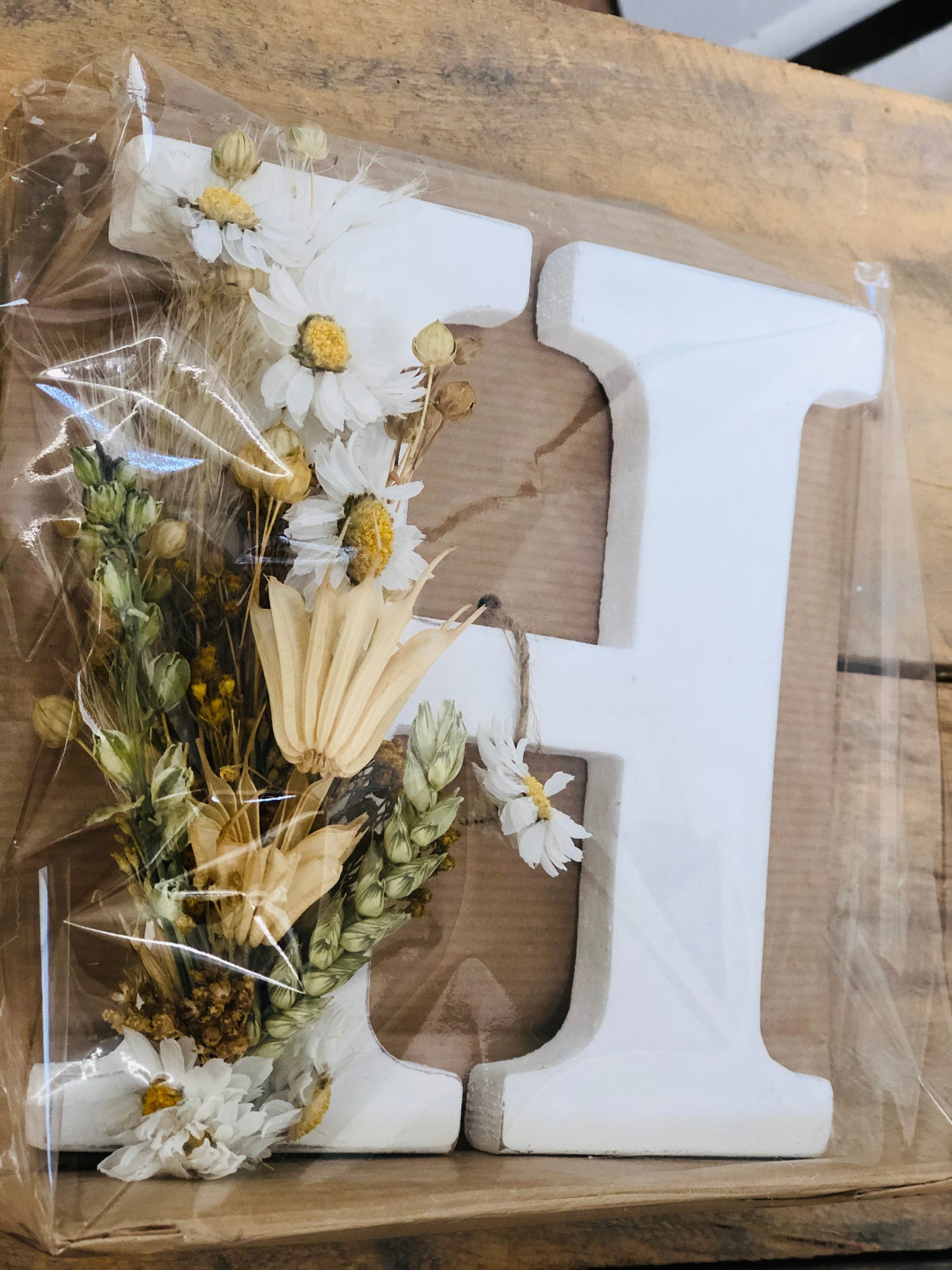 Letter met droogbloemen