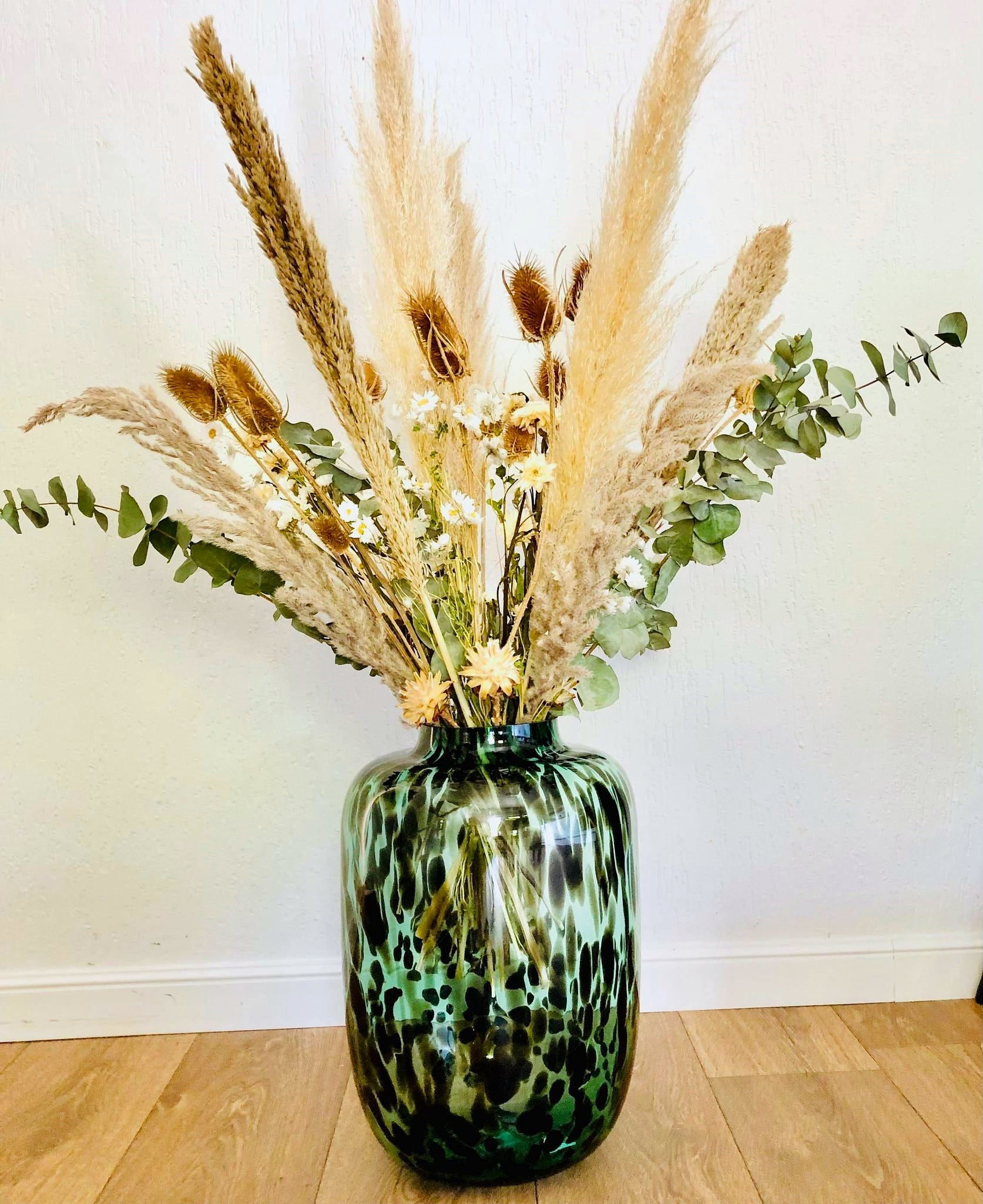 pampas in vaas| hoge vaas met droogbloemen| droogbloemen in vaas| vaas met pluimen|  bruidsbloemen| bloemen bruiloft| bedrijfsaankleding | aankleding bruiloft| bloemen bruiloft bestellen| pampas pluimen boeket