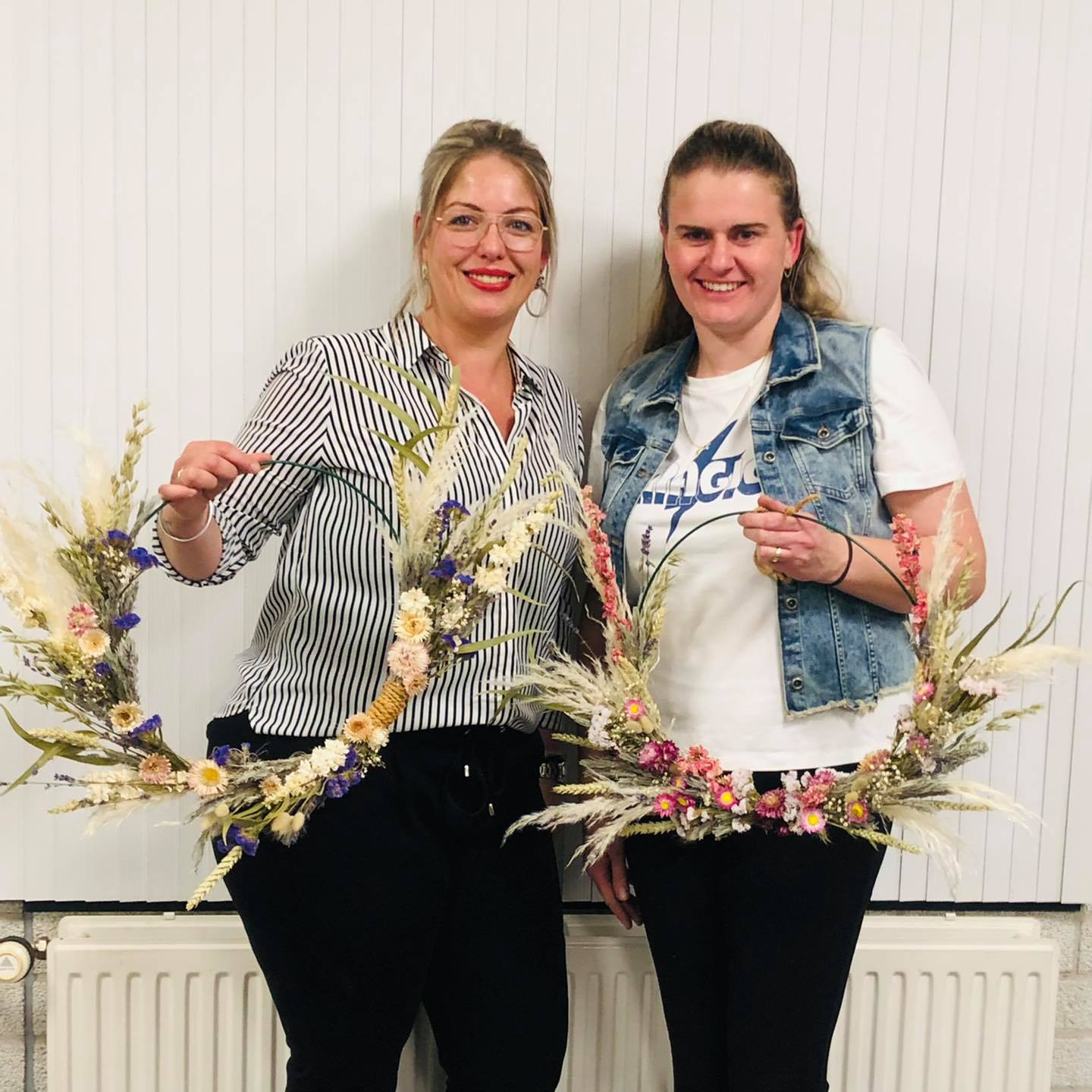 workshop droogbloemen| droogbloemen krans maken| hoe maak ik een droogbloemen krans| krans maken van droogbloemen| droogbloemen ring| ring van droogbloemen| bloemen ring maken| trend 2023| woontrend 